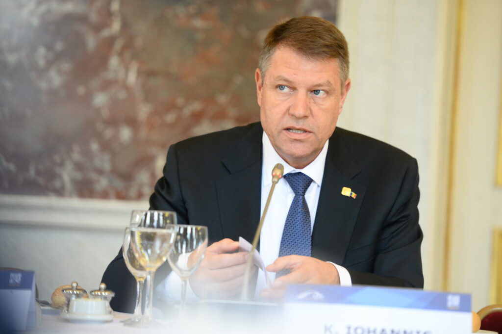 Rumunský prezident Iohannis ohlásil odchod. Chci občany ušetřit krize, prohlásil