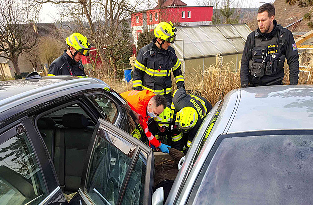 Seniorovi se samovolně rozjelo auto. Když ho chtěl zastavit, přimáčklo jej