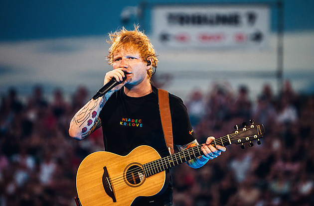 Sheeran před koncertem začal hrát lidem na ulici. Policista mu odpojil mikrofon