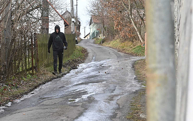 Splašky vytékají na ulici a namrzají, lidé marně volají po kanalizaci