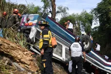 V Guatemale zemřely desítky lidí po pádu autobusu do rokle