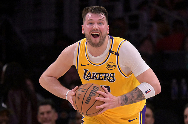 Dončič poprvé za Lakers, pomohl k debaklu. Výhru slaví i Krejčí