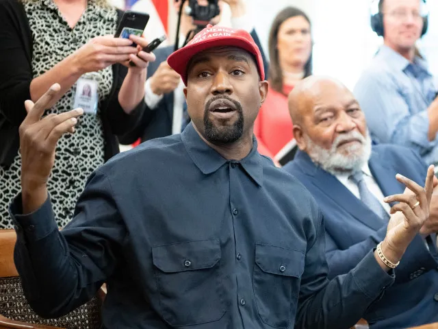 Rapper Kanye West řádil na X. Adoroval Hitlera, teď na svém webu prodává trička s hákovým křížem