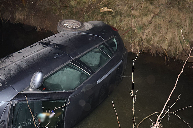 Řidička pod vlivem nezvládla rychlost a s autem skončila v náhonu