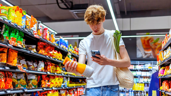 Tržby hypermarketů klesly, daří se on&#8209;linu amenším obchodům