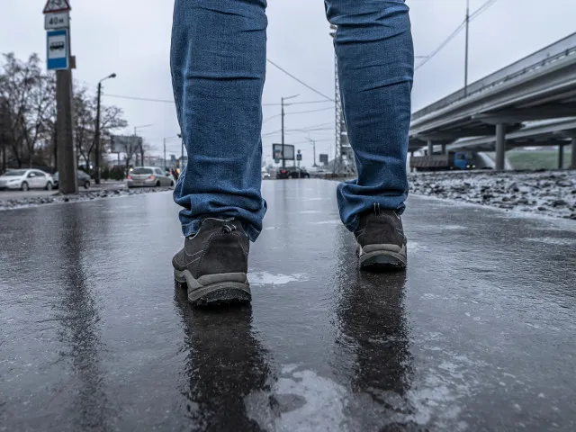 V části Česka hrozí v noci na čtvrtek ledovka, varují meteorologové