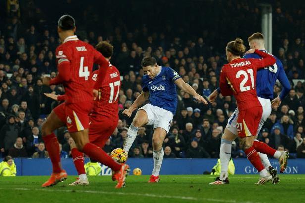 

Everton vybojoval v posledním derby v Goodison Parku v nastavení remízu

