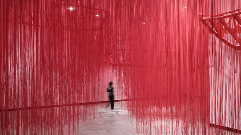 Neklidná duše z vlněné příze. Pražská Kunsthalle vystavuje dílo japonské umělkyně Chiharu Shioty