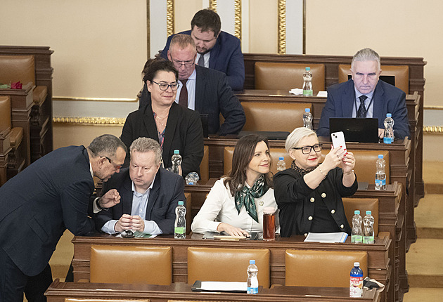 Poslanci budou jednat o ČT, zprávě o vraždění na fakultě a o vydání Okamury