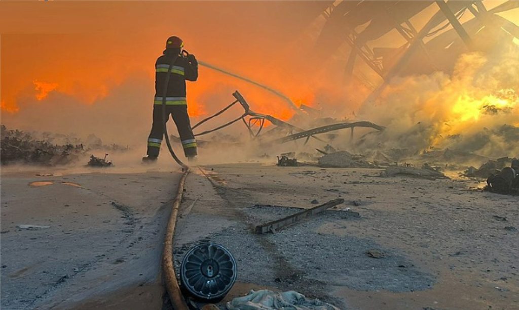 Ruský raketový útok na Kyjev má jednu oběť, mezi zraněnými je devítileté dítě