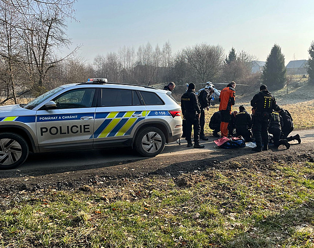 Seniorka v noci odešla z domu. Našli ji bosou s nohama v potoce, utrpěla omrzliny