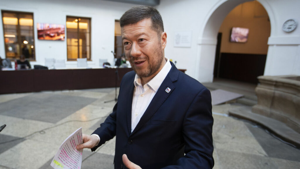 Tomio Okamura si našel černého obětního beránka a ze sebe dělá mučedníka a spasitele