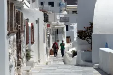 Turisté se dovolené na otřesy zmítaném Santorini nevzdávají