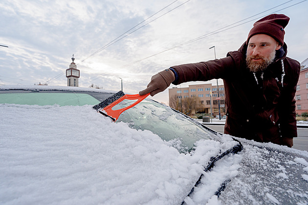 Výstraha před ledovkou platí v osmi krajích. Sever Čech pokryje až 15 cm sněhu