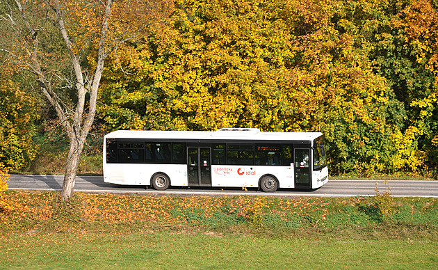 Jezdí dlouho a dráž, navíc z dotací. Nové mezikrajské linky busů dráždí dopravce