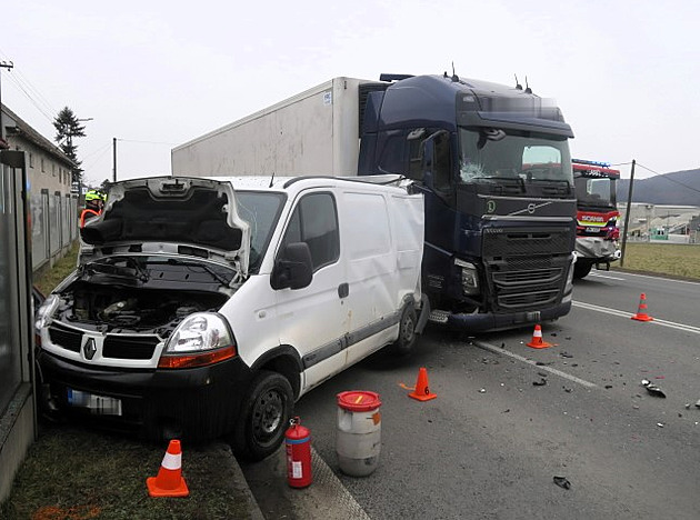 Náklaďák smetl auto odstavené kvůli poruše. Řidič ho neviděl přes dým z motoru