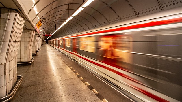 Nepříčetný cizinec se holí oháněl po lidech v metru, zranil i policistu