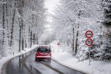 V Čechách hrozí náledí, varují meteorologové. Na Vysočině a jižní Moravě se může místy tvořit i ledovka