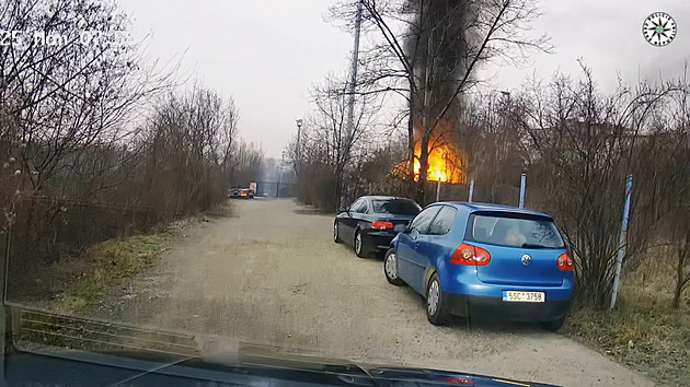 VIDEO: Policisté při požáru areálu s autovraky zachránili zoufalého muže