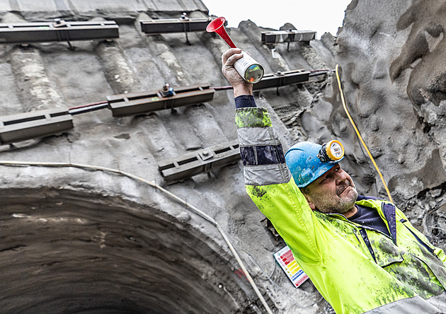 VIDEO: Pozor, pálíme! Stavbaři ukázali odstřel při ražbě tunelu na D35