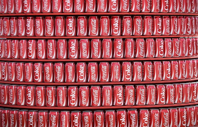 Místo plechovek raději petky. Coca-Cola reaguje na americká hliníková cla