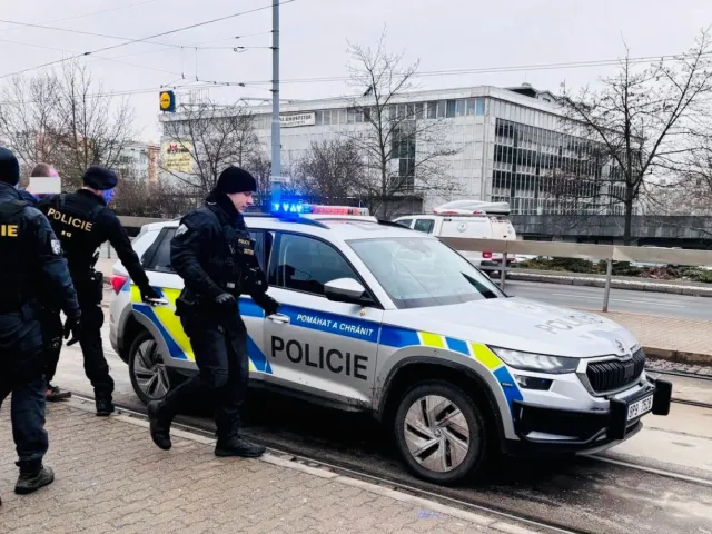 Muž si v tramvaji nabíjel zbraň. Po upozornění cestujících ho zadržela policie