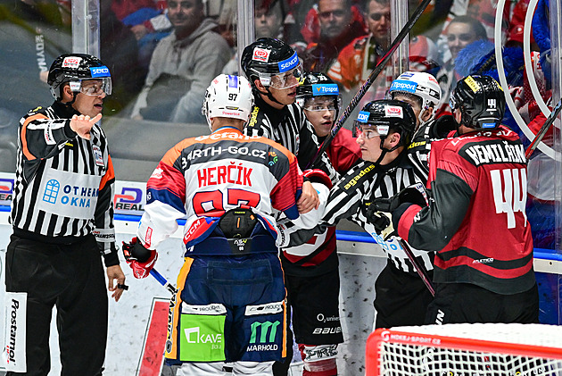 ONLINE: Vítkovice čelí Varům, Kladno hraje v Liberci. Duel favoritů hostí Pardubice