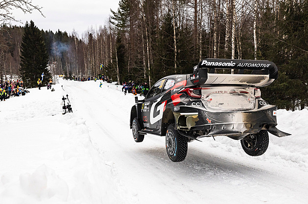 Pět jezdců v deseti sekundách. Švédskou rallye vede o nárazník Evans