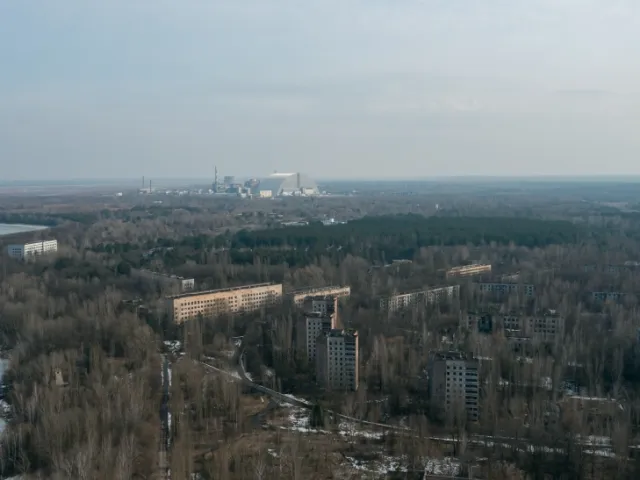 Sarkofág jaderné elektrárny v Černobylu zasáhl dron. Na místě hoří, radiace je v normálu