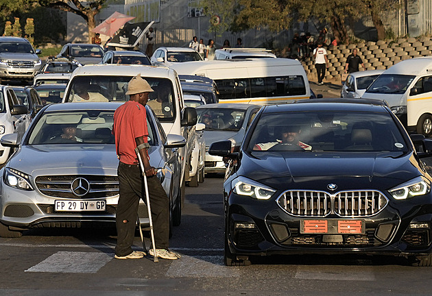 Na práci v Jihoafrické republice se stojí dlouhé fronty, místa nejsou