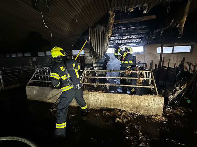 Na Vsetínsku hořel seník, škoda je 20 milionů. Hasiče potrápila plechová střecha