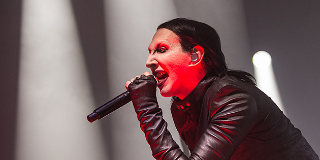 Reparát v Brně Marilyn Manson zvládl. Fanouškům na Valentýna rozhazoval svršky