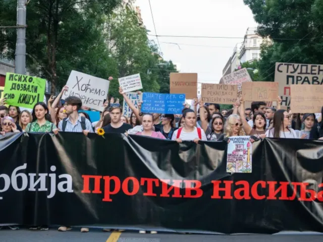 VIDEO: Masivní demonstrace v Srbsku. Tisíce studentů protestují na Den státnosti