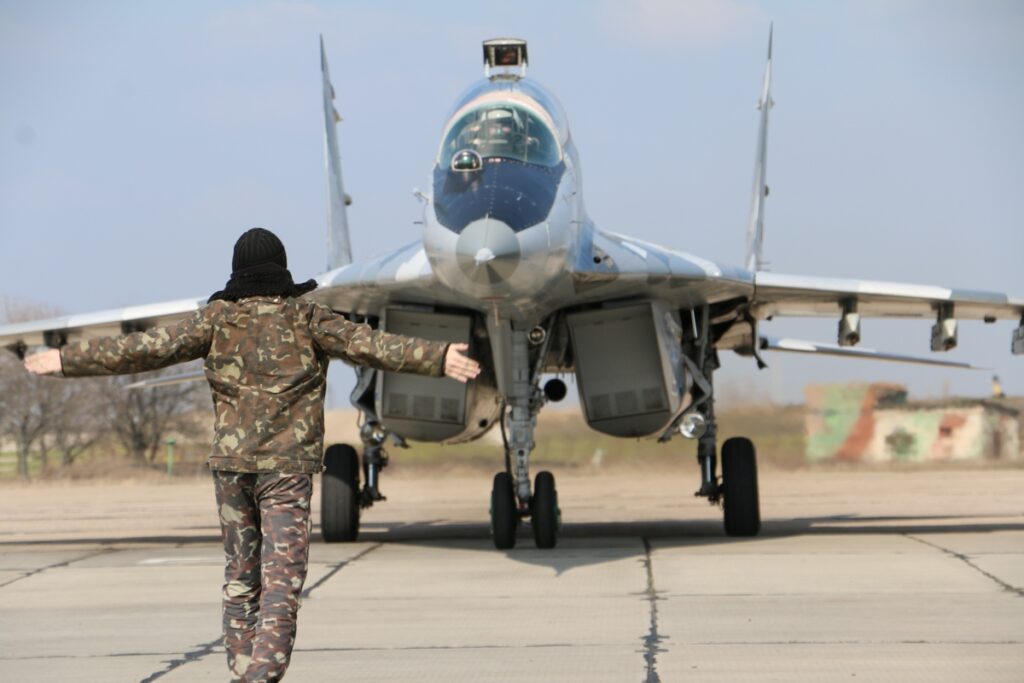 VIDEO: Ukrajinci těžce bombardovali ruskou vesnici. Mířili na operátory dronů