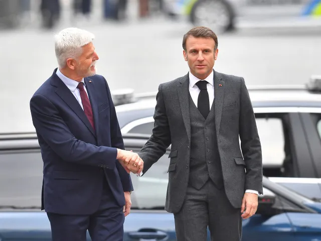 Jen pro vybrané. Macron svolal narychlo do Paříže evropské lídry, Pražský hrad pozvánku nedostal