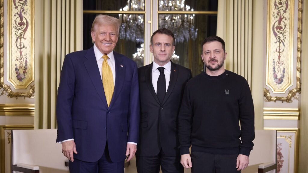 Macron po jednání v Paříží mluvil s Trumpem a Zelenským