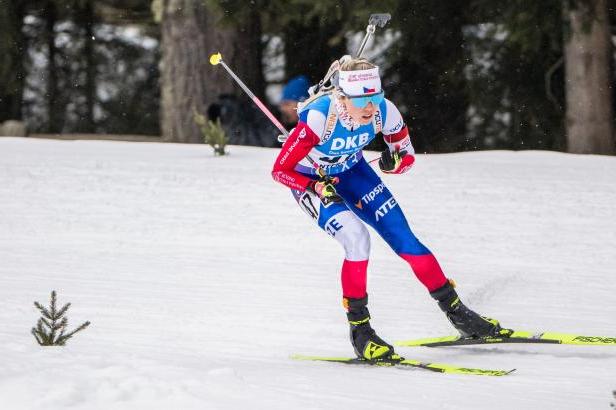 

Simonová chyby na poslední střelbě nelitovala, bere zlato. Voborníková skončila ve třetí desítce

