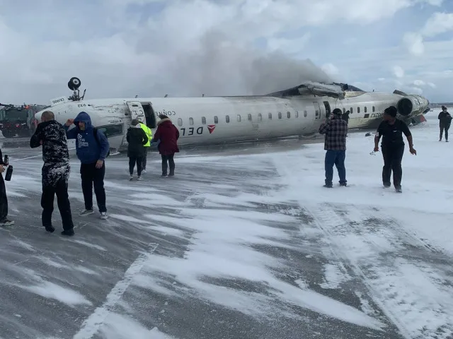 VIDEO: Letadlo se po přistání převrátilo na střechu