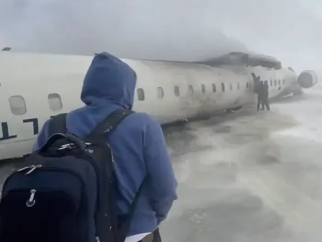 VIDEO: Nové záběry havárie letadla v Torontu. „Viseli jsme hlavou dolů jako netopýři“