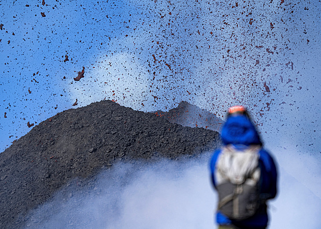 Bouřící Etna poutá pozornost. Turisté blokují místní ulice a riskují zdraví