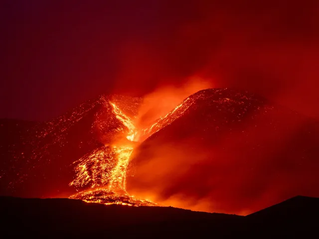 K Etně se sjíždějí tisíce turistů. Touží vidět erupci, nerespektují při tom pravidla