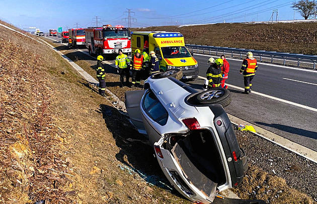 Na nové části D4 se stala první vážnější nehoda, vozu patrně praskla pneumatika