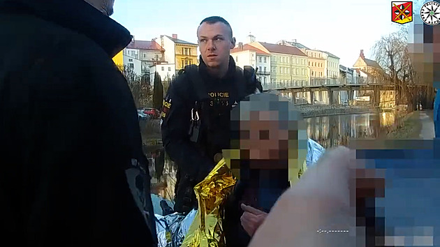 Seniorka krmila kachny a spadla z příkrého svahu k Labi, vytáhli ji policisté