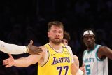 Lakers překvapivě prohráli s Charlotte po nezvládnuté koncovce. LeBron v závěru minul dvě trojky