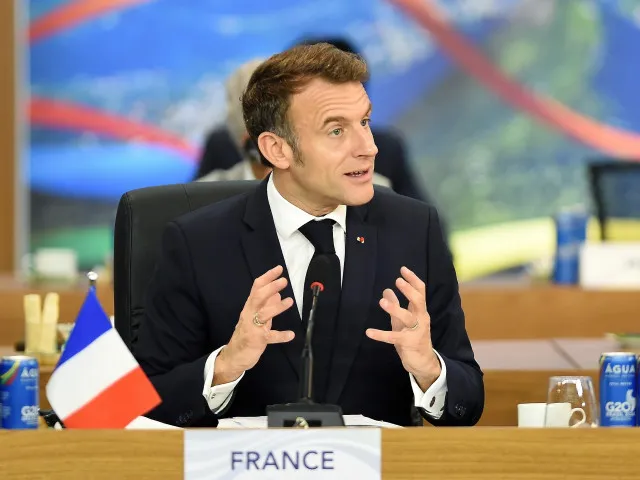 Macron: Francie pošle vojáky na Ukrajinu. Až po dojednání míru ve „správných kolejích“