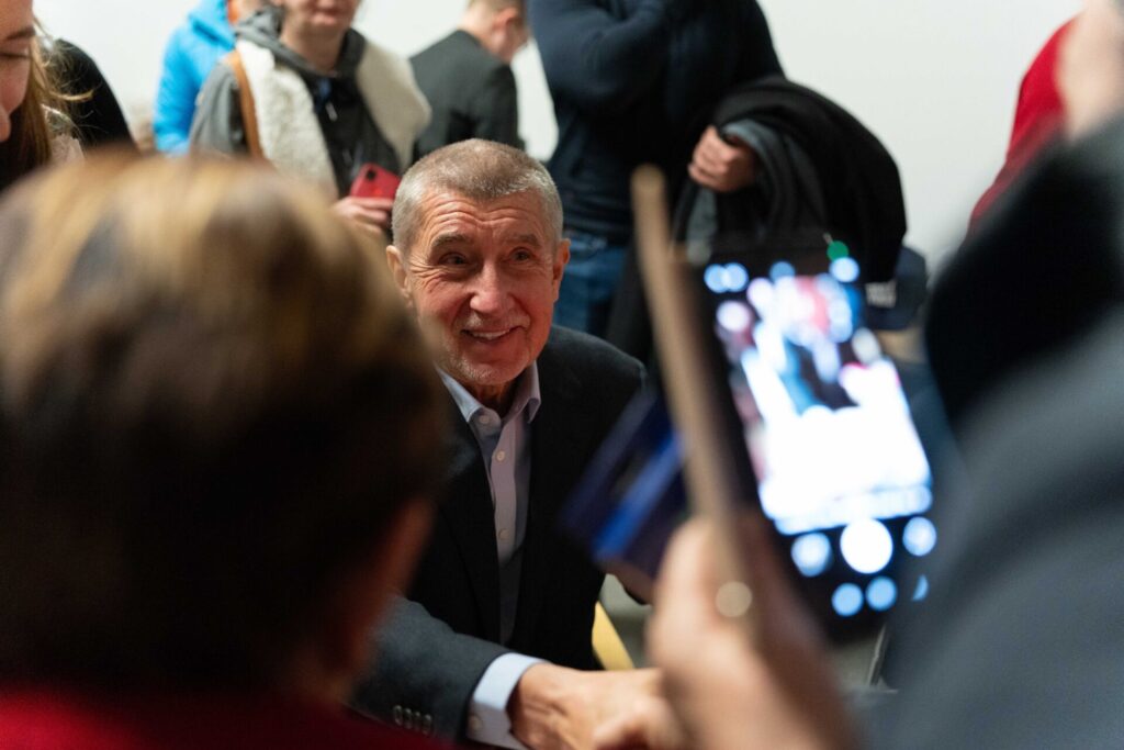 7 měsíců do voleb: Babiš objíždí voliče a slibuje. My chceme zachránit demokracii, on zachraňuje školní kuchařky