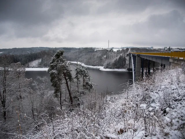 Muž na Orlíku uvízl v ledu na 15 minut. V Praze se probořily dvě děti