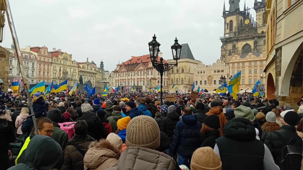 Nelze odměňovat agresora, prohlásil Pavel na Staroměstském náměstí. Na podporu Ukrajiny se sešly tisíce lidí