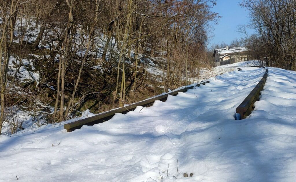 Sesuv svahu ukončil provoz na turisticky atraktivní železnici. Po letech se má konečně dočkat opravy