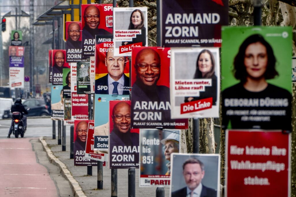 Volby v Německu začaly. Očekává se pád kancléře Scholze, favoritem jsou Merzovi konzervativci